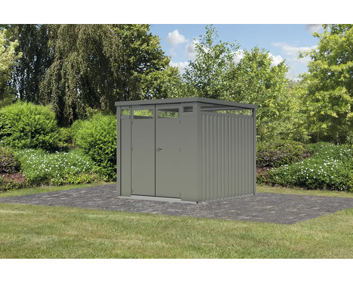 Gartenschrank aus Metall mit Doppeltür und Oberlicht auf gepflastertem Untergrund vor Bäumen und Sträuchern.