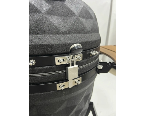 Detailansicht eines Keramikgrills mit Verschlussmechanismus