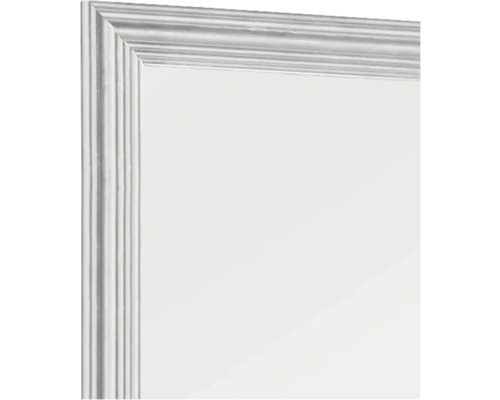 Gros plan d''un miroir avec un cadre profilé.