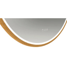 Vue détaillée d''un miroir avec cadre en bois et capteur tactile pour l''éclairage de salle de bain