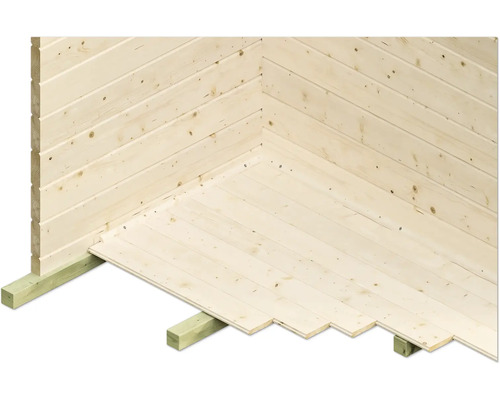 Ecke eines Holzhauses im Bau mit Brettern und Fundamentbalken