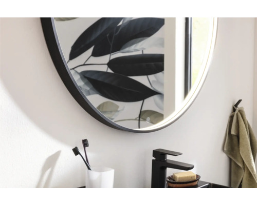 Beleuchteter Spiegel mit floralem Muster im Badezimmer