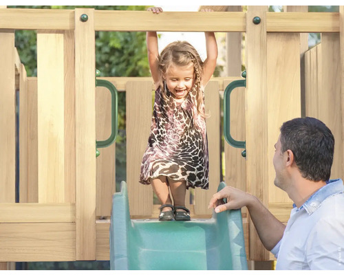 Mädchen und Mann an einem Spielplatz mit Rutsche