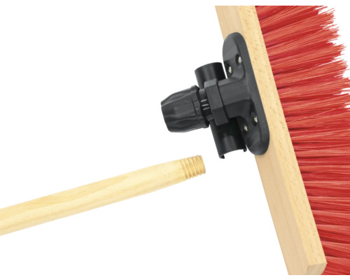 Besen mit Holzstiel und rotem Borstenbesatz