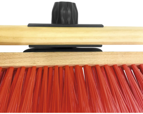 Detailansicht einer Kehrbürste mit Holzstiel und Kunststoffborsten