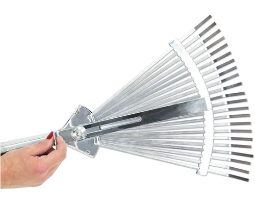 Hand bedient einen verstellbaren Fächerbesen aus Metall.