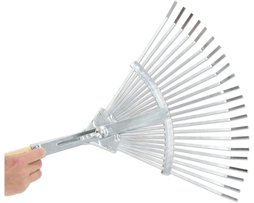 Gartenrechen aus Metall mit verstellbaren Zinken wird von einer Hand gehalten.