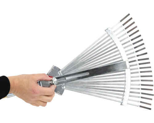 Eine Hand justiert einen verstellbaren Fächerbesen.