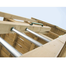 Vue détaillée d''un mur d''escalade avec des barreaux et des poignées en bois et en métal