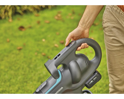 Souffleur de feuilles à batterie en utilisation