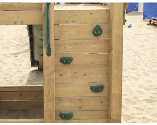 Kletterwand aus Holz mit Griffen für Spielgeräte