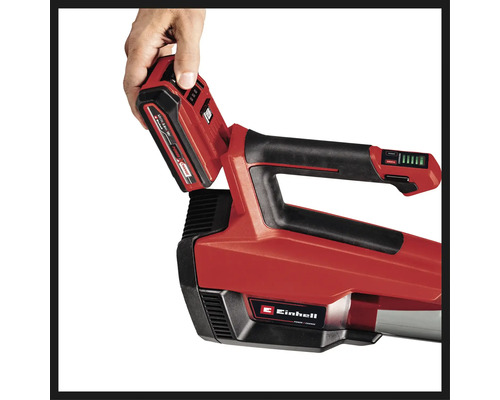 Aufsicht auf einen Akku-Laubsauger/-bläser von Einhell, bei dem eine Hand einen Akku einsetzt.