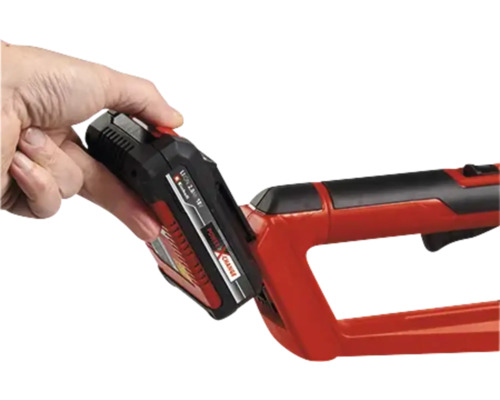 Einsetzen eines Akkus in eine Heckenschere