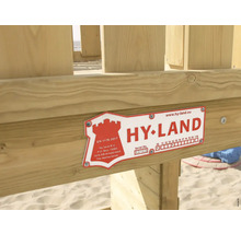 Plaque du fabricant Hy-Land sur une aire de jeux en bois.