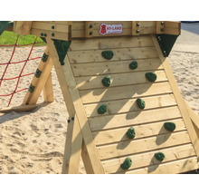 Mur d''escalade en bois avec prises d''escalade faisant partie d''une aire de jeux
