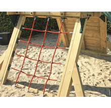 Filet d''escalade en corde sur une tour de jeux en bois