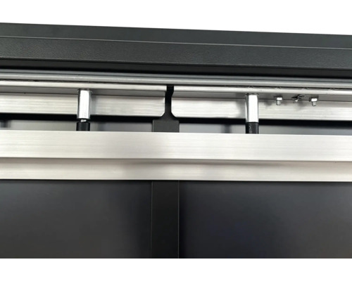 Detailansicht einer Schiebetür mit Metallelementen