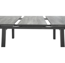 Table de jardin extensible avec plateau aspect bois et structure métallique