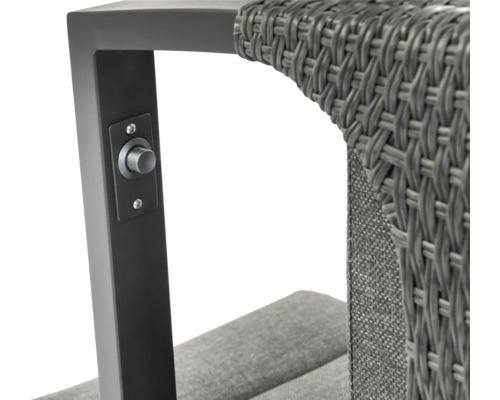 Gros plan d''une chaise de jardin avec cadre en métal et dossier tressé