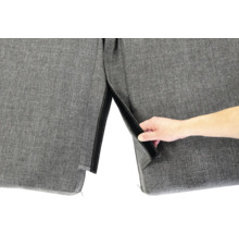 Gros plan sur un revêtement de meuble gris avec fermeture velcro