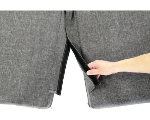 Gros plan sur un revêtement de meuble gris avec fermeture velcro