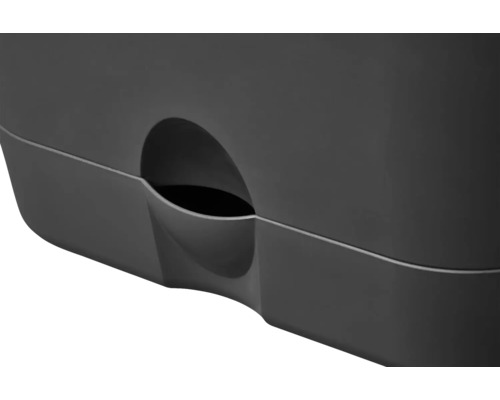 Detailansicht eines Pflanzkübels mit Bewässerungssystem