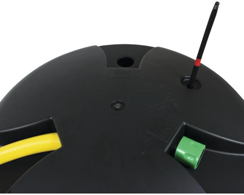 Detailansicht einer Kabeltrommel mit Kabel und Stecker