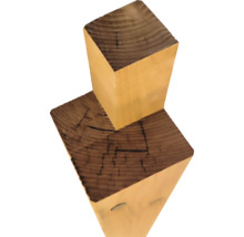 Zwei Holzpfosten gestapelt