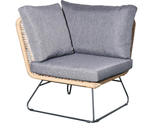 Loungesessel mit grauen Kissen und Flechtwerk