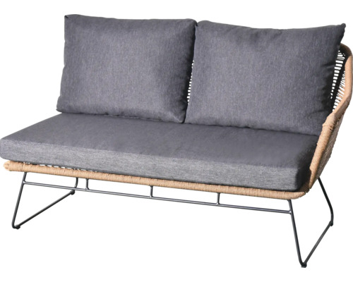 Gartensitzbank mit zwei grauen Kissen und geflochtenem Rahmen