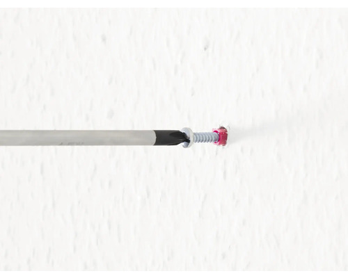 Vis vissée dans le mur avec un tournevis