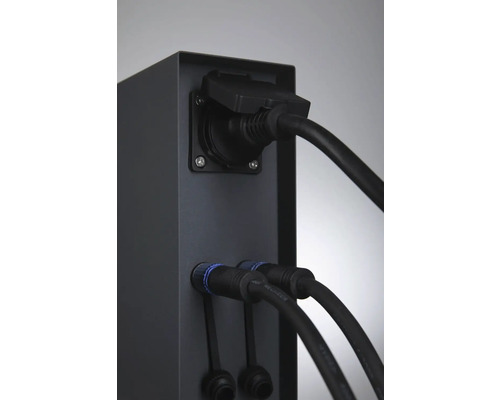 Anschlüsse und Kabel an einem elektronischen Gerät.