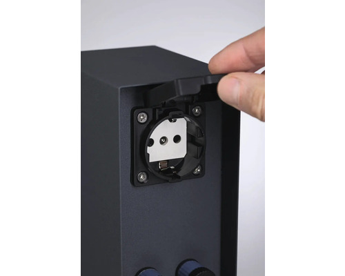 Geöffneter Steckdosenanschluss an einem Gerät.