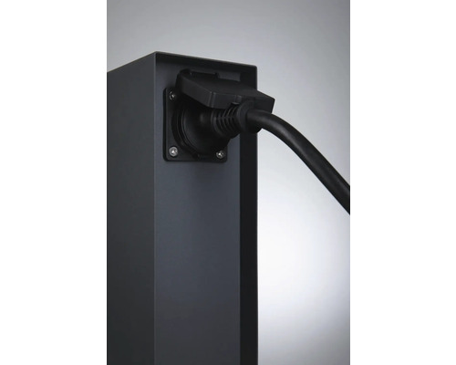Detailaufnahme einer Ladestation mit eingestecktem Stromkabel