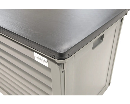 Gros plan sur un coffre de jardin gris avec couvercle imitation bois et logo Bellavista