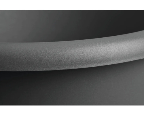 Detailaufnahme eines runden, grauen Pflanzgefäßes