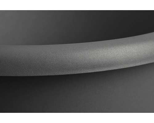 Gros plan d''un pot de fleurs rond noir