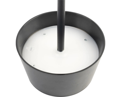 Gros plan d''une lampe ronde avec abat-jour noir