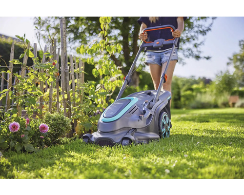 Aufsitzrasenmäher beim Rasenmähen im Garten