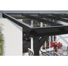 Terrassenüberdachung mit transparentem Dach und schwarzem Holzrahmen an einem Wohnhaus
