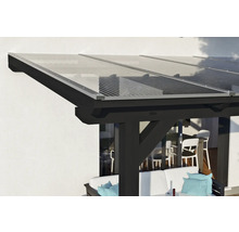 Detailansicht einer Terrassenüberdachung mit transparenten Paneelen und dunklen Rahmen