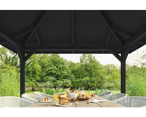 Scène de jardin avec pavillon, table à manger et chaises à l''extérieur