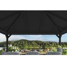 Scène sous un pavillon avec une table mise et vue sur un lac