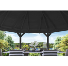 Blick von unter einem Gartenpavillon auf einen gedeckten Tisch mit Seeblick