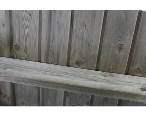 Clôture en bois avec traverse