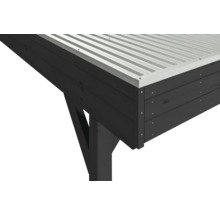 Detailansicht einer Gartenhauskonstruktion mit Holzpfosten und Metalldach
