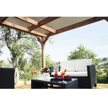 Terrasse couverte avec mobilier de jardin et décoration