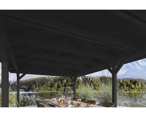Pavillon en bois avec table dressée et vue sur le lac