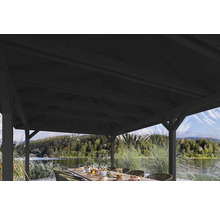 Pavillon de jardin en bois avec table et chaises à l''extérieur donnant sur le lac