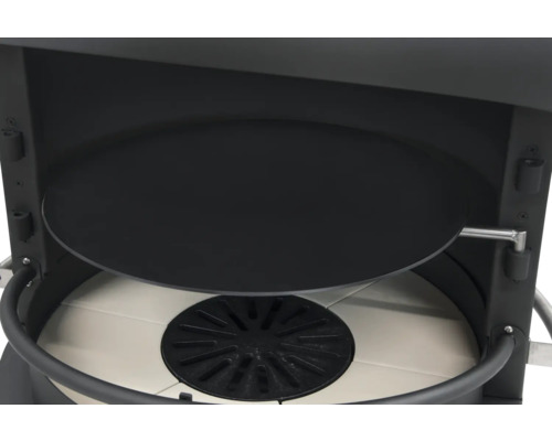 Vue détaillée d''un four à pizza avec pierre à pizza et grille de four.